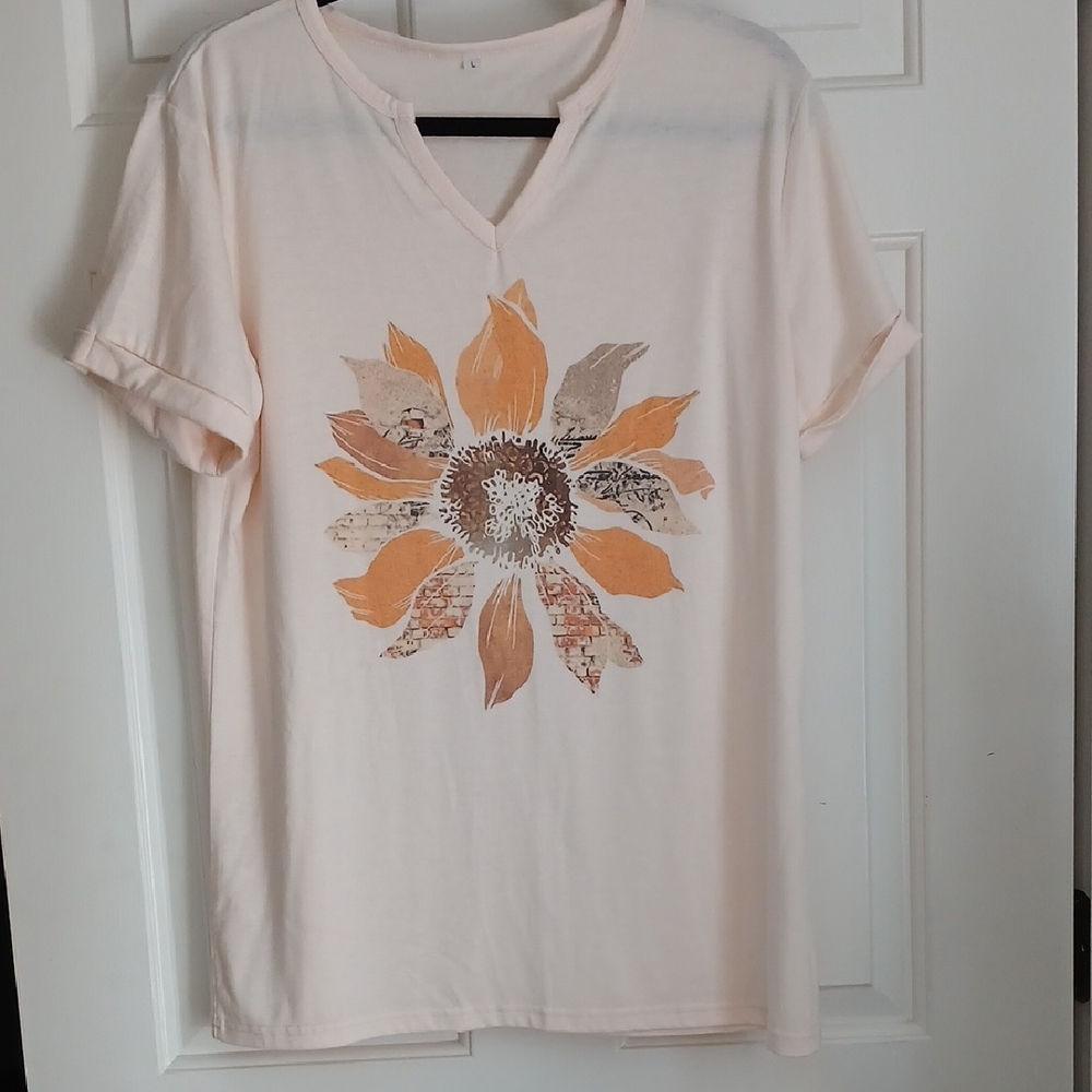Women’s Cream Sunflower V-Notch Graphic Tee